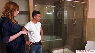 Naglalakihang suso asawa, sa pamamagitan ng sanggol at fucking isang tubero