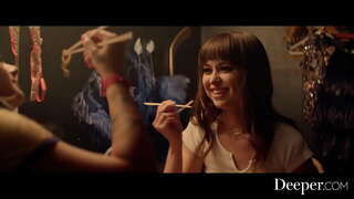 עמוק יותר. סקסית יפיפיה ליהנות לסבית זין