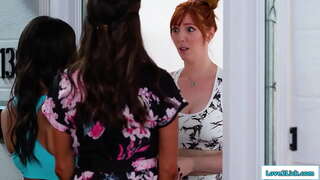 Stepmom ug anak-anak nga babaye nga moadto sa pag-atubang sa usa ka maton ug usa ka busty redhead nangutana alang sa kapasayloan halad-nga-em usa ka 3some.Siya facesits mga buhok ingon sa shes nanagpanilap