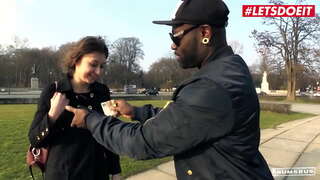 Бомж булып АВТОБУС - #Марик Мегги - Ҡара Сексуаль Брюнетка Ағзаһы Ҡәтғи ҙур автобус Бурауланған