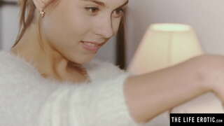 Unda maron ta mira den spil miéntras ta mustra