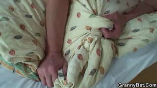 ���ुराने औरत बहकाया युवा लड़के