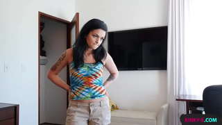 Мојот stepsister само нема да се откажат притискање на мене, додека јас ја стави на нејзините четири и ебам дека тесни slurping пичка до оргазам - Kylie Foxxx