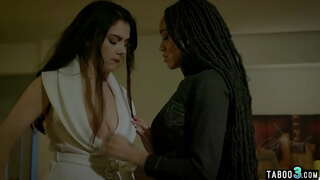 Ť�成了笨蛋同性恋的老板满足她的黑人雇员