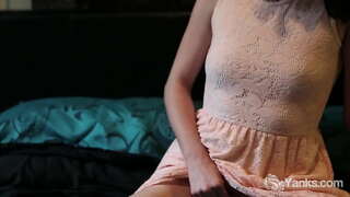 Cazibədar həvəskar babe bir Янкс Marina fucks öz vibrator qədər orgazm