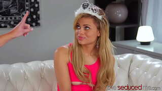 ���ંગલી મમ્મી મારે તને ચોદવિ છે Spanked અને Licked સુંદર કિશોર કે કિશોરી