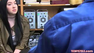 ���ృంగారమైన మరియు ఆకర్షణీయమైన ముఖం యువ శృంగార సినిమాల ప్రముఖులు అని Amillia ఒనిక్స్ శిక్షించే విధానం ద్వారా ఇబ్బంది పెట్టాడు సెక్యూరిటీ వ్యక్తి తో పెద్ద మొడ్డ