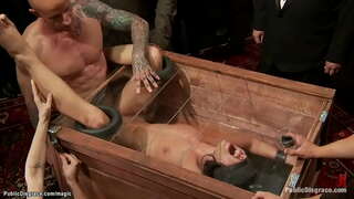 Vijana brunette mtumwa Adriana Chechik ni blindfolded na boxed basi jogoo kubwa fucked na Astral Vumbi chini ya udhibiti wa dom Princess Donna Dolore katika umma