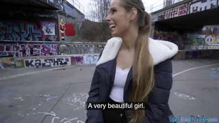 Babe ha davvero bisogno di soldi, ma è per dare pompino in pubblico