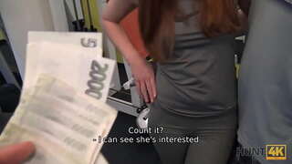 HUNT4K. Par naudu cilvēks ļauj pieredzējis mednieks fuck GF tiesības trenažieru zāle