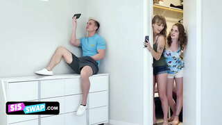 Siswap - Lusty Sorellastre Ingannare I Loro Grandi Stepbros E Scopare Sul Divano