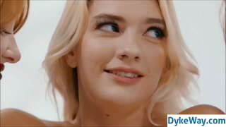 Lesbian kissing kaj sekso