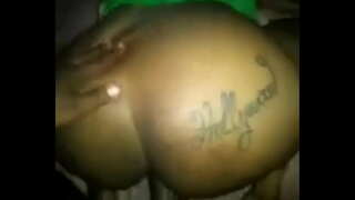 ב. אמא לוקחת את הזין ואת creampie