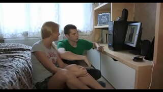 Gana brunetė mergina važiuoja iki riebalai gaidys