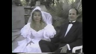 ���ាំក្មេងស្រីទទួលបានវីដេអូខណៈពេលការស្លៀកសពាហ៍ពិពាហ៍ស្លៀ