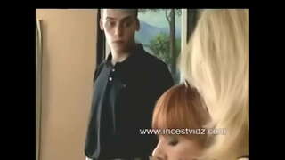 мачеха һәм пасынок йөриләр доминирующую сводную тетю аның туган Көне