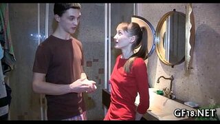 Et babe tõstab oma sinine top