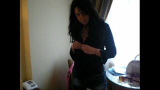 ���టాలియన్ amatorial లిల్లీ స్ట్రిప్ మరియు masturbates