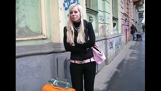 Puissant chap bangs poussin chaud