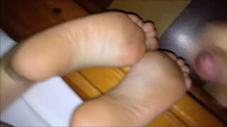 Gozando nas solas एन 39 da minha amiga स्वादिष्ट