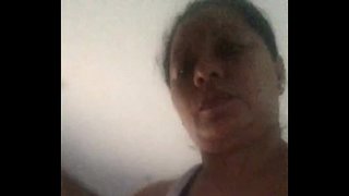 Se masturba delante de la cámara