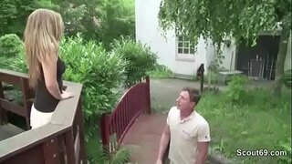 קטן סלים נוער זיין על ידי בעל הבית בגלל חובות 