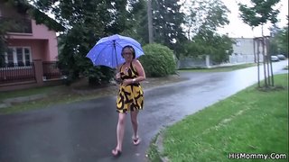 Dojrzała mama i młoda lesbijki bawią się ze sobą