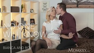 Бландынка офісная начальніца рада, што здрадзіла мужу з офісам Дж.