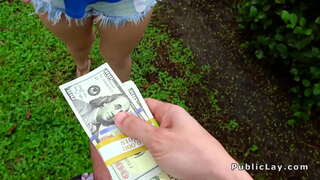 Gelembung butt pirang bangs di garasi di masarakat