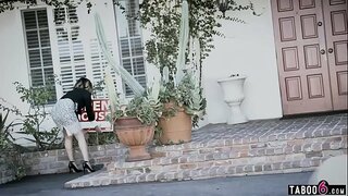 Big titted realtor teen a &#039; dèanamh cinnteach gu bheil i sells the house