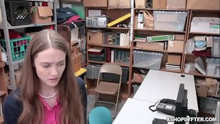 ���ರಡೂ shoplyfting ಹದಿಹರೆಯದ ಸುಂದರಿ ಮತ್ತು ಅಜ್ಜಿ ಪಡೆಯುವಲ್ಲಿ ಬ್ಯಾಂಗ್ ಮೂಲಕ ಚರ್ಭಿಯಿಳಿಸುವುದು LP ಅಧಿಕಾರಿ ಎರಿಕಾ ಲಾರೆನ್