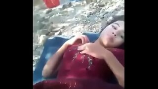 Тосгоны өсвөр гадаа дүүрэн