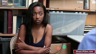 Busty Daya騎士が彼女の滑りゃLP役員の膨大なコック