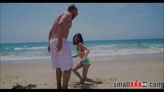 ���ुवा और खूबसूरत लड़की जैस्मीन ग्रे हो जाता है छोटे बालों वाली आदमी के समुद्र तट से