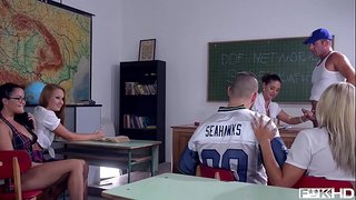 Teens Dolly Diore &amp;amp; Cathy Bhflaitheas a roinnt ar teagascóir coileach le dhá horny cairde i seomra ranga