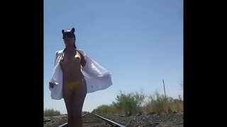 Gatita çıplak açık havada yürüyor