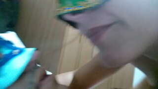 Verheiratete Frau spucken in den Mund der männlichen und macht ihn zu schlucken