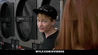 Szoros Pina (VannaBardot) Kap A Csiklóját, Megnyalta EGY MILF (SereneSiren)