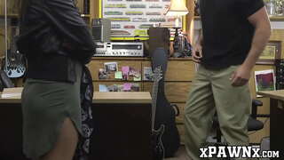 Curvy infaneto lombardas sian gitaron kaj pussy