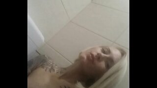 Sexy blonde masturberen in een openbaar toilet shop