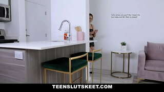 Молоденькая красотка мөмкинлек бирә однокласснику трахнуть, аны уртаклашу аны контроль эшләр