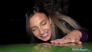 Publike Agjent i Lakuar busty hottie në natyrë mbrëmje blowjob dhe fuck