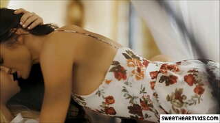 ہم جنس پرست جنسی تعلق کے ساتھ خوبصورت سنہرے بالوں والی