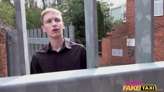 Ҡатын-ҡыҙ брюнетка такси ялған булып, егет менән иңгә-иң терәп киске уйын өсөн застукивать