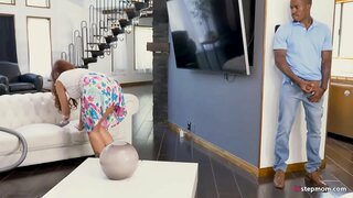 Big Black Cock കണ്ടെത്തുന്നതിൽ ആശ്വാസമാണ് with sexy horny MILF