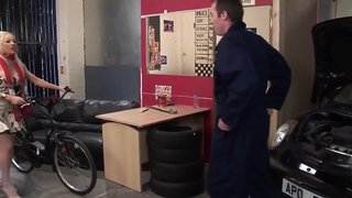 Cind troia slutty MILF con diñeiro non paga na natureza a facer-se facer de todo