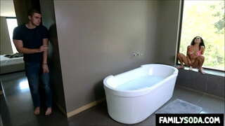 StepBrother mahazo stepsister fucking a dildo tao amin'ny efitra fandroana