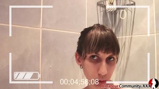 Fernández teen fihla kwi-bathroom ukukhomba herself