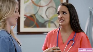 ���ැඩි දුබුරු වෛද්යවරයා කන ඇගේ busty සමලිංගික හෙදියන් මෝඩයෙක්