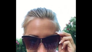 Мен тереблю манжалар менен өз тугую пизду карата коомдук лужайке